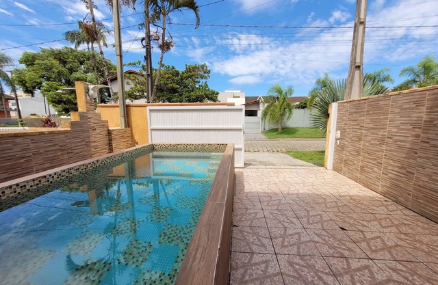 Atami, Cozy house close to the sea with heated pool.