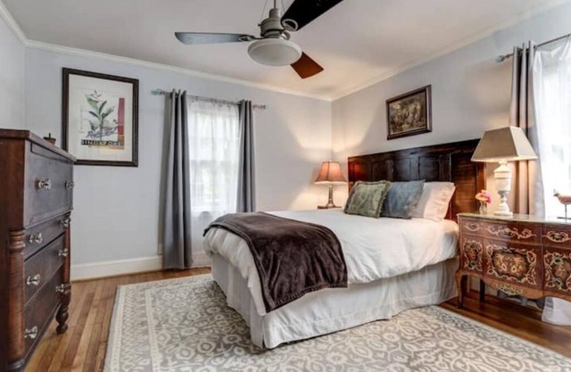 Atlanta Llama Luxury Cottagen