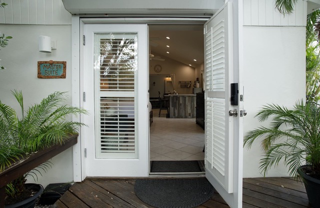 Atlantis House Palm Suite, close to beach, off street parking, renovated