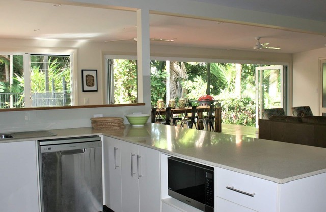 Atoll Close, 4 bedrooms, free WiFi, Private Pool, walk to beach, Foxtel