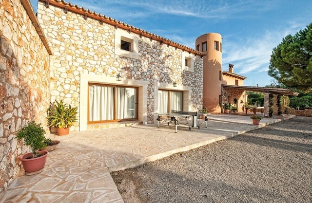 Attractive and Spacious Country-Finca with Large Private Pool !