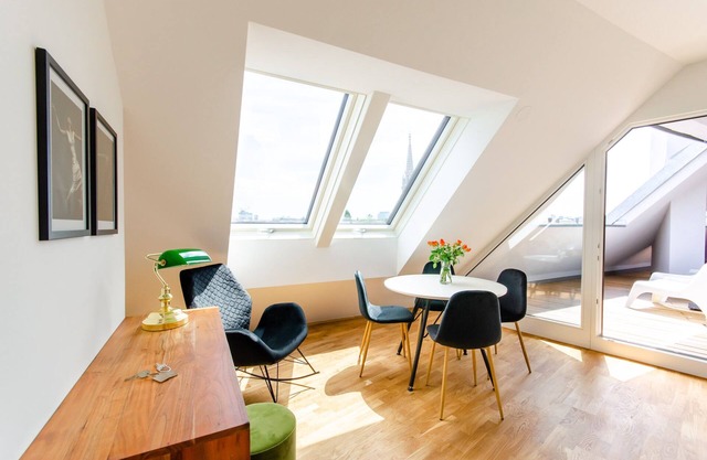 ★Attractive Suite★ | Walk to City Center + Balcony