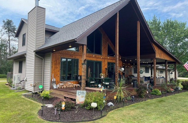 ATV/Snow trails! Huge Cov. Patio/A/C, Firepit, Clean, Spacious,Quiet, Att Garage