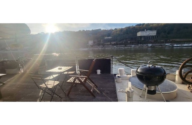 Atypical, peaceful houseboat in Confluence