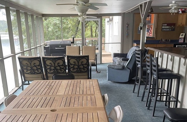 Auburn Game day Lake house with extra large back porch and floating dock