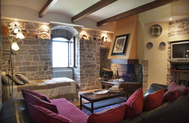 Augustus - Hilltop Medieval Escape with Panoramic View