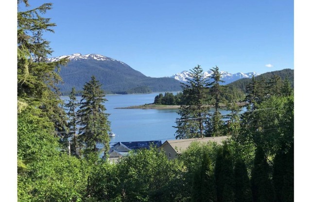 Auke Bay Chalet~ Ocean views, Hot tub, Sauna, outdoor entertainment, & fire pit!