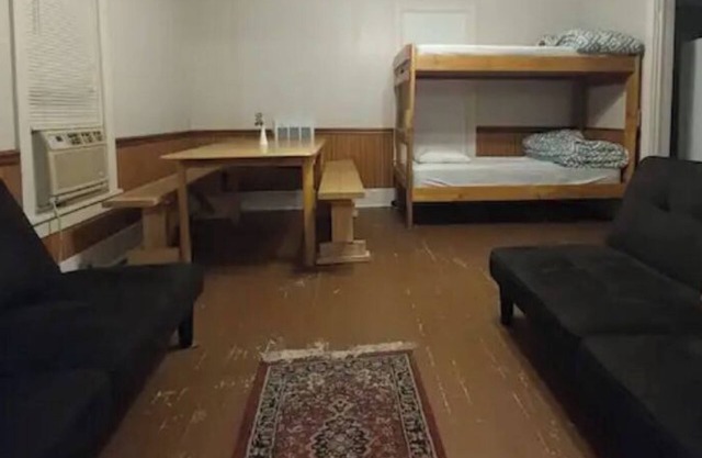 Aunt Jane's Yellow House downtown Great for Events