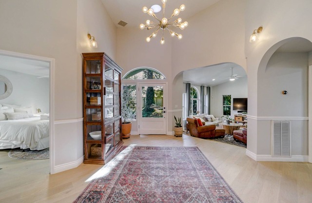 Aurora Treetop Chalet : luxury. hot tub. game room.