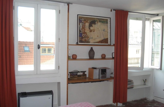 AUTHENTIC and very central Studio in street Montmartre