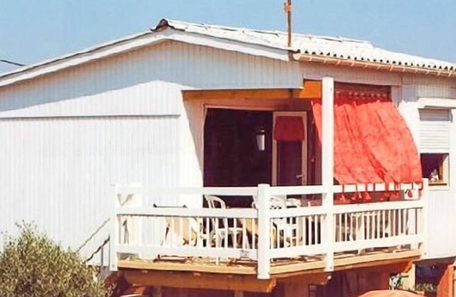 Authentic cottage on stilts with sea views, sleeps 4, comfortable