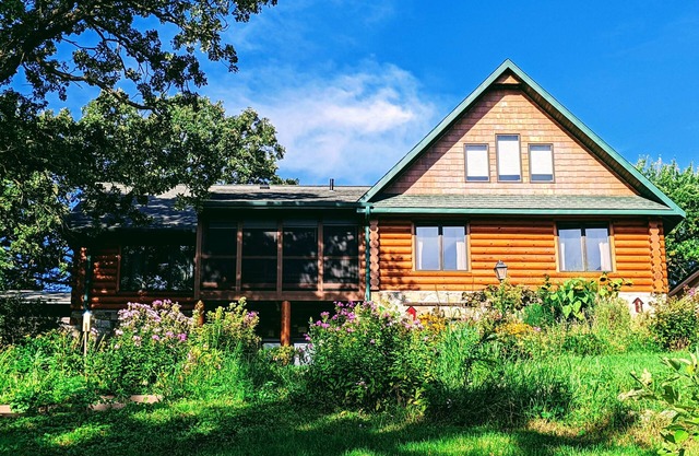 Authentic Log Home on Fountain Lake. Hot tub, Game Room, Kayaks, Canoe, Gardens,