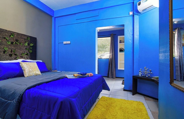 Authentic tropical retreatn15 minutes to beach and MallnOne bedroom