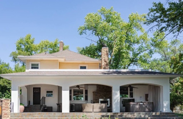 Autumn Escape: Spacious Home with Hot Tub