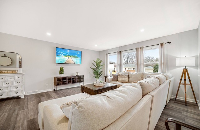 AVAIL 10/28- 4 Bed/2 bath remodel Great Neighborhood