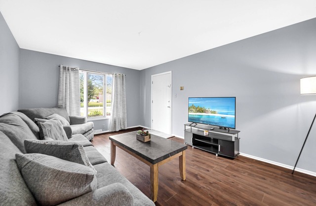 AVAIL 12/3- 2BR CONDO by Shops Hospitals & Chicago