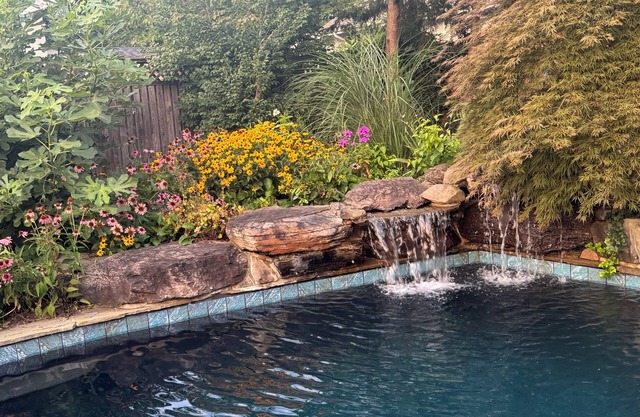 Available for Commissioning Week and Boat shows. Heated Pool and great backyard