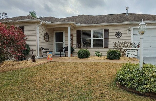 *Available Now* Cozy cottage close to Lake Sumter Landing!