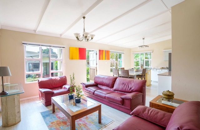 Avalon Farm Cottage, a beautiful cottage on a small working Macadamia Farm.