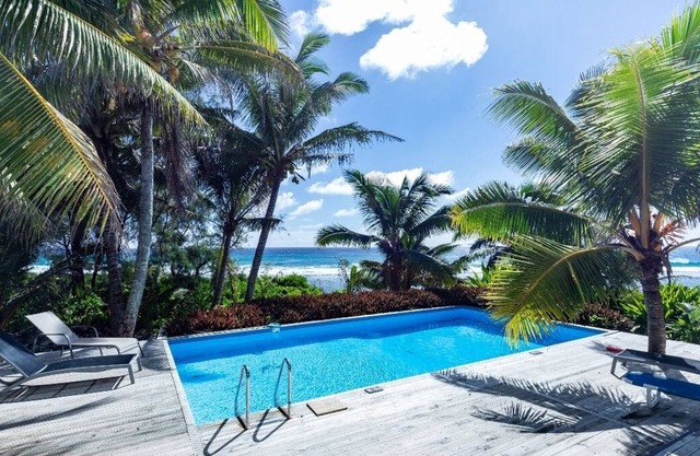 Avaro Beach House - with shared pool