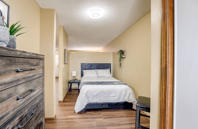 Aviator's Lounge 1BR 1 BTH Free Parking WiFi - Easy Access Quite and Comfortable