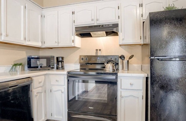 Aviator's Lounge 2BR 1Bath WiFi Close to Airport 2