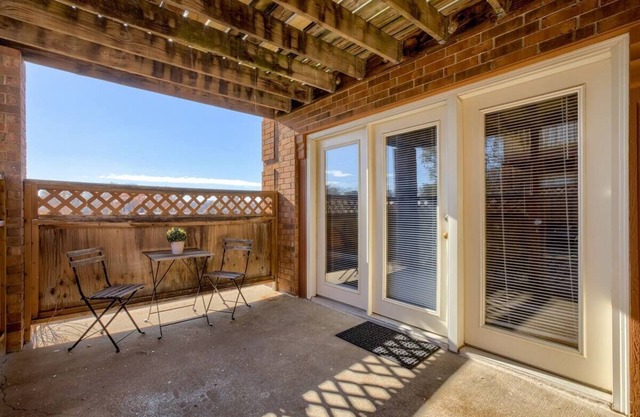 Aviator's Lounge 2BR 1Bath WiFi Close to Airport 1