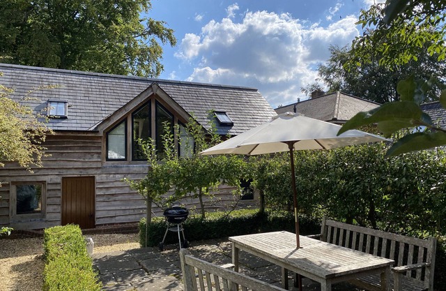 AVON TURN VIEW, romantic, with a garden in Alderbury