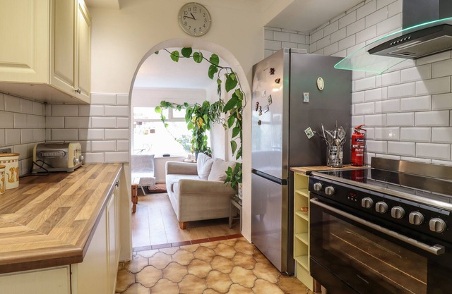 AVONDALE, pet friendly, country holiday cottage in Clacton-On-Sea