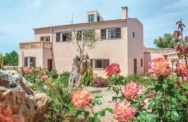 Awesome home in Ariany with kitchenette