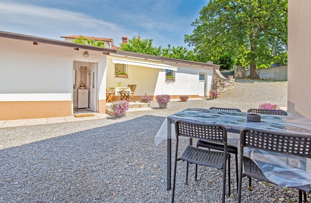Awesome home in Dutovlje with WiFi