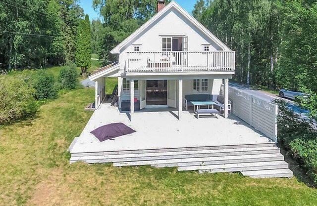 Awesome home in Noresund with WiFi