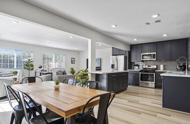 Awesome Home * POOL * 3 King Beds * 65" TV * BBQ