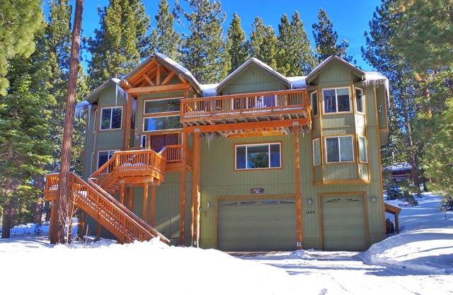 Awesome Luxury Home, 3400 Sq Ft, Hot Tub, 2-fireplaces, Pool Table