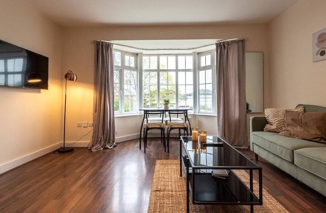 Axinite - 3 Bedroom Flat With Parking