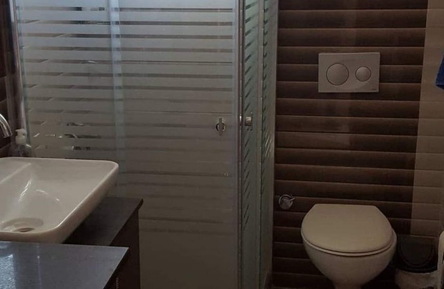 Ayayorgi koyuna 5 dakika mesafede havuzlu muazzam villa