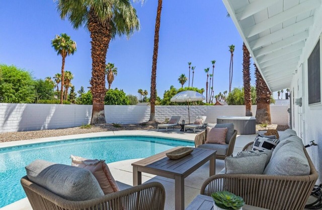 AZAREN Guest House Palm Springs