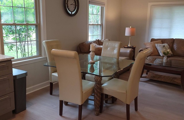 B-Charleston Gem- 4 miles to Downtown Charleston and Close To All Areas!