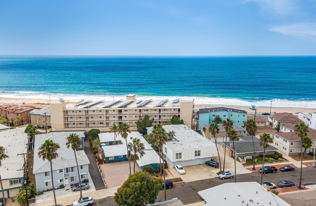 #B Updated 2 bed, 1 block to Beach, Esplanade, Riviera Village shopping!