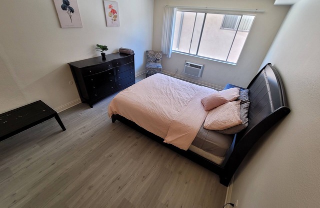 (B12) LA Lovely Queen Studio