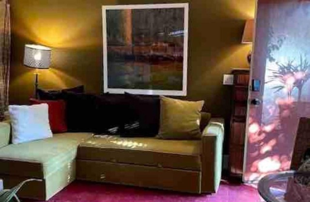 Baby Dux - Hip Hideaway on the Urban Wine Trail