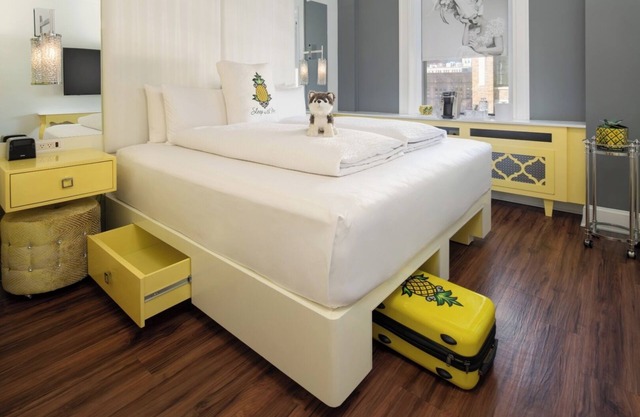 Back Bay King, Staypineapple, Great Location, Restaurant & Bar, Pets