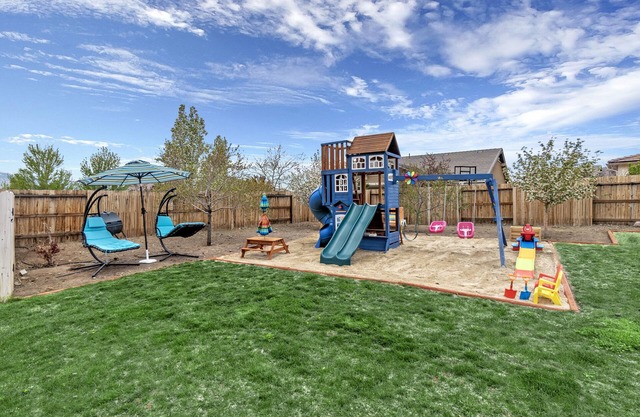 BACKYARD FUN! SLEEPS 20. Lake Tahoe 35 minutes!