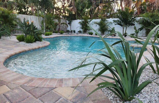 Backyard Oasis with only steps to the beach - Comfy, cozy cottage - 3bed/2bath