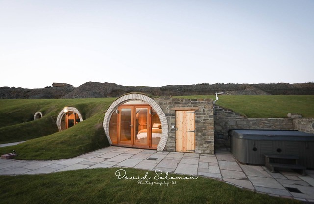 Badgers View - a hobbit hut that sleeps 6 guests in 3 bedrooms