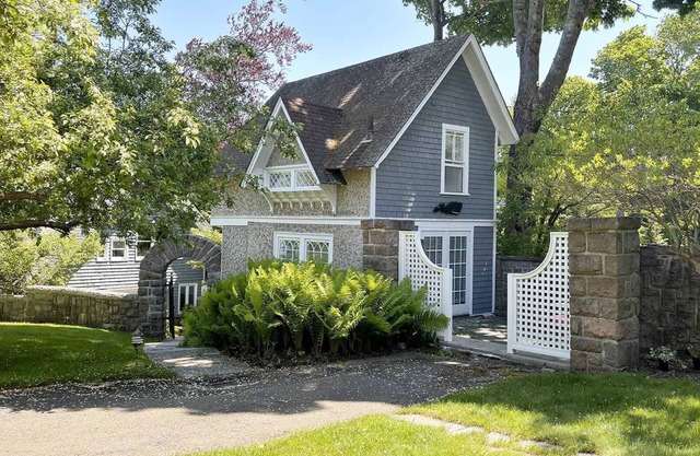 Bagatelle Guest House-On historic waterfront estate in Bar Harbor near Acadia NP