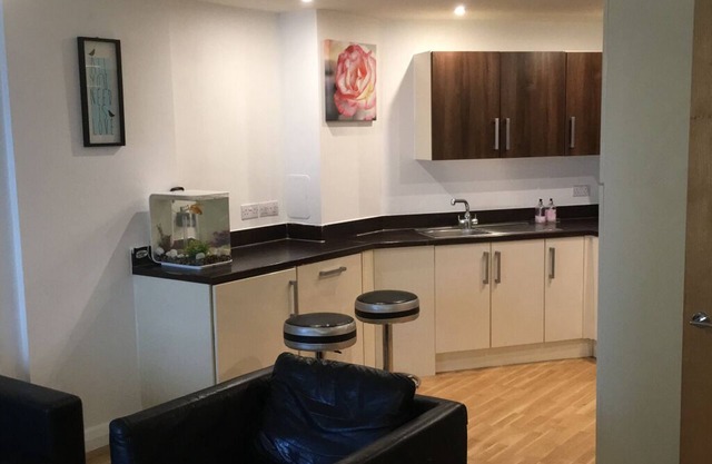 Balcony apartment with WiFI. 15 min to Canary Wharf, 20 min to Liverpool Street