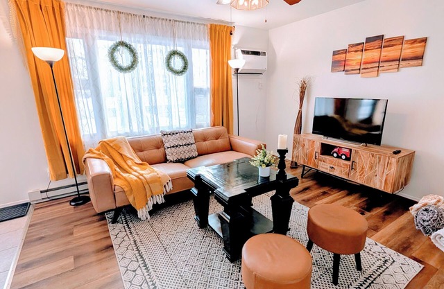 Balcony/Patio/Fenced Yard/Attached Garage/near Beach, Park/close to Chicago