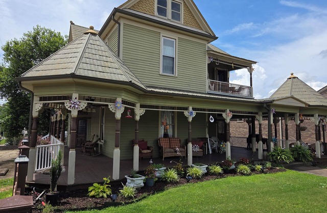 Balcony View Aptmnt ~ 2nd Flr w/Private Entrance