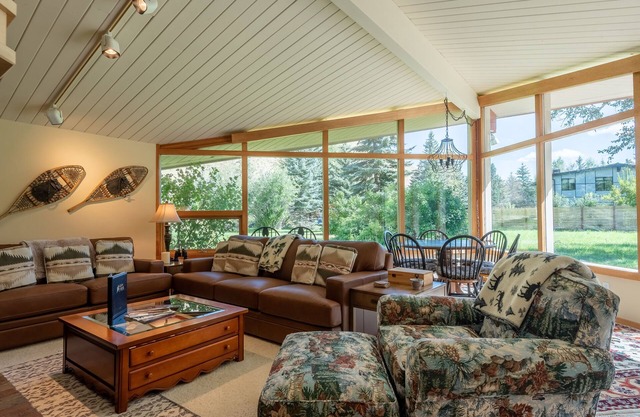 Baldy View Home - Sunny Home with Mountain Views & Large Private Yard.